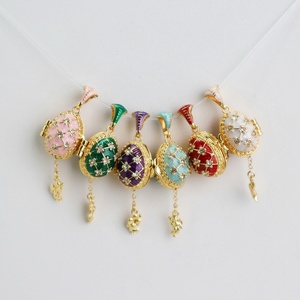 SHINNYGIFTS Colgante de Huevo Fabergé de Cobre Esmaltado, <span class=keywords><strong>Collar</strong></span> de Joyería de Moda con Incrustaciones de Cristal y Borla - Product Image 1