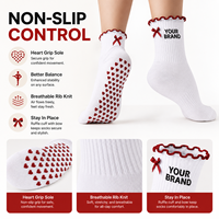 Chaussettes antidérapantes personnalisées blanches à volants avec logo de marque imprimé et points en caoutchouc pour le yoga, usage quotidien intérieur pour femmes