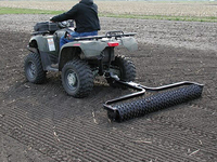 Cultivateur robuste pour VTT, rouleau ondulé noir et châssis en acier robuste, idéal pour le compactage des sols agricoles