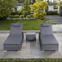 Ensemble de chaises longues 3 pièces en rotin PE avec coussins et table basse latérale grise pour l'extérieur.