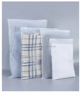 Benutzer definierte Logo-Verpackungs tasche gedruckt matt gefrostete Kunststoff verpackung Reiß verschluss taschen gefrostete Poly-Tasche mit Reiß verschluss für Bekleidung