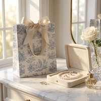 Sac en toile de Jouy bleue personnalisé de qualité supérieure pour un cadeau de mariage ou d'anniversaire de luxe, avec un ruban et un nœud