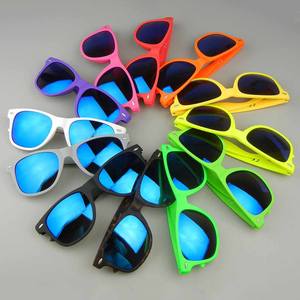Vente en gros de lunettes de soleil UV400 avec logo personnalisé lentilles miroir jaune fluorescent bleu rouge vert violet plastique plage homologué CE - Product Image 5