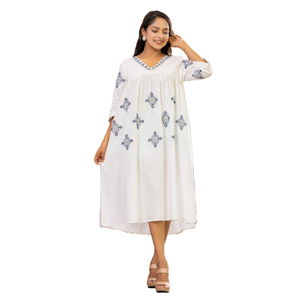 Robe midi en lin brodée à col en V blanche élégante et durable de haute qualité pour femmes - Product Image 2