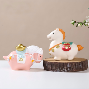 Figurine de cheval de dessin animé ROOGO en résine, porte-bonheur, thème lingot d'or et enveloppe rouge, décoration de bureau pour la maison et le bureau, vente en gros - Product Image 4