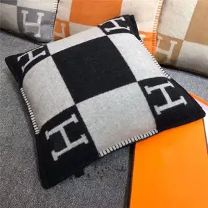 Bantal rumah tangga, sarung bantal persegi Jacquard huruf H dengan sisipan bantal wol serbaguna