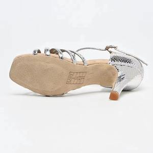 Танцевальные туфли Venny для латиноамериканских танцев, профессиональные женские туфли для бальных танцев с гибкой подошвой серебристого цвета для соревнований по румбе и ча-ча-ча - Product Image 3