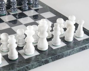 Plateau de jeu d'échecs de luxe en marbre fait main et au design personnalisé, jeu Moo Peg, ensemble d'échecs en marbre noir et blanc de 16 pouces - Product Image 3