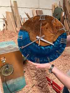 Reloj de Pared de Resina y Madera Hecho a Mano, Elegante, Duradero, Funcional, Decorativo, Perfecto para Sala de Estar o Dormitorio - Product Image 5