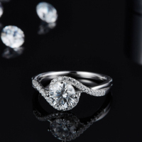 Anillo de Plata 925 con Moissanita Redonda y Piedras Laterales Engastadas, Anillo de Boda al por Mayor