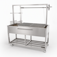 Barbecue au charbon de bois moderne haut de gamme style Santa Maria en acier inoxydable avec manivelle et chariot pour cuisson à feu ouvert