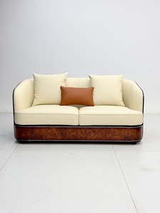 Divano Chesterfield di Lusso Italiano a Tre Posti per Soggiorno, Design Minimalista in Impiallacciatura di Legno, Vera Pelle, Arredamento per Hotel - Product Image 4