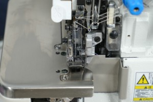 Machine à coudre industrielle DT EXT5200-4D-FS à lit plat, moteur haute vitesse, point surjet - Product Image 2