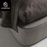 Dernier modèle de lit villa de luxe italien Mobilier de chambre à coucher pour appartement Lit King Size Tête de lit haute capitonnée Lit luxueux en tissu