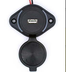 1 USB-A (2.4A) bleu/rouge/vert/blanc LED