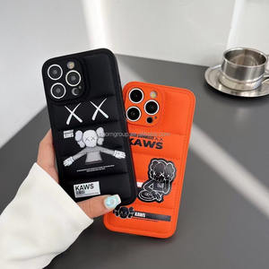 Nouveau Creative <span class=keywords><strong>Kaws</strong></span> Design Puffer étui de téléphone portable pour <span class=keywords><strong>iPhone</strong></span> 16 15 14 13 12 <span class=keywords><strong>11</strong></span> Pro Max PC Matériel Caméra Objectif Film OEM/ODM Logo - Product Image 4