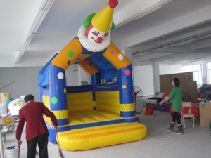 Châteaux gonflables sur le thème du cœur et de l'amour pour le plaisir des enfants, utilisation commerciale, matériau PVC, capacité de 500 kg - Product Image 2