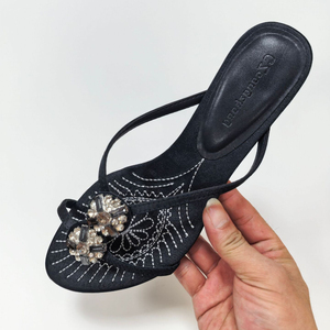 Sandalias de tacón <span class=keywords><strong>bajo</strong></span> tipo mule de satén azul pavo real con adornos de diamantes de imitación esmeralda y detalles dorados para mujer, ideales para banquetes. - Product Image 2