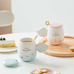 Ensemble de tasses pour couple <span class=keywords><strong>Cupidon</strong></span> avec tasses en céramique, couvercles <span class=keywords><strong>et</strong></span> cuillères - Design floral unisexe, boîte cadeau - Product Image 2