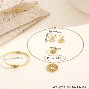Ensemble élégant de boucles d'oreilles et collier en acier inoxydable plaqué or en forme de pain pour femme - <span class=keywords><strong>Série</strong></span> de bijoux tendance - Product Image 2