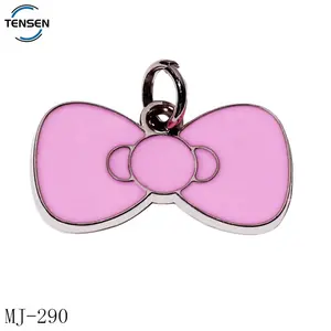 Kustom Ikatan Simpul Logo Logam Tag Perhiasan Pink Epoksi Desainer Logam Menggantung Pesona untuk Temuan Gelang