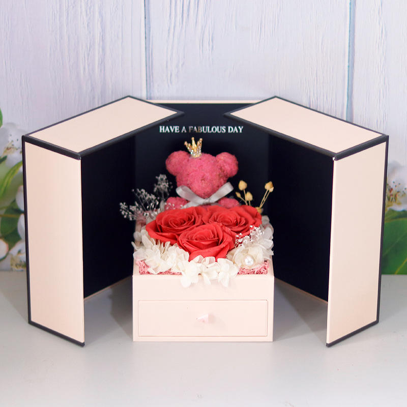 หมีสีชมพูสามวาดดอกไม้สีแดง