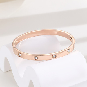 Pulsera de Diamantes de Lujo Premium Starry Sky Rose Gold, Acero de Titanio, Resistente a la Decoloración, Novedad 2024, Venta al por Mayor - Product Image 1