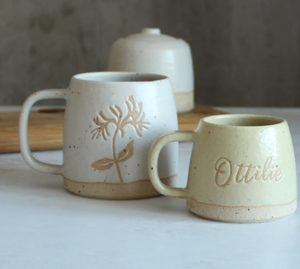 Grande tasse personnalisée avec fleurs et nom, tasse en <span class=keywords><strong>c</strong></span>éramique, tasses en poterie - Product Image 1