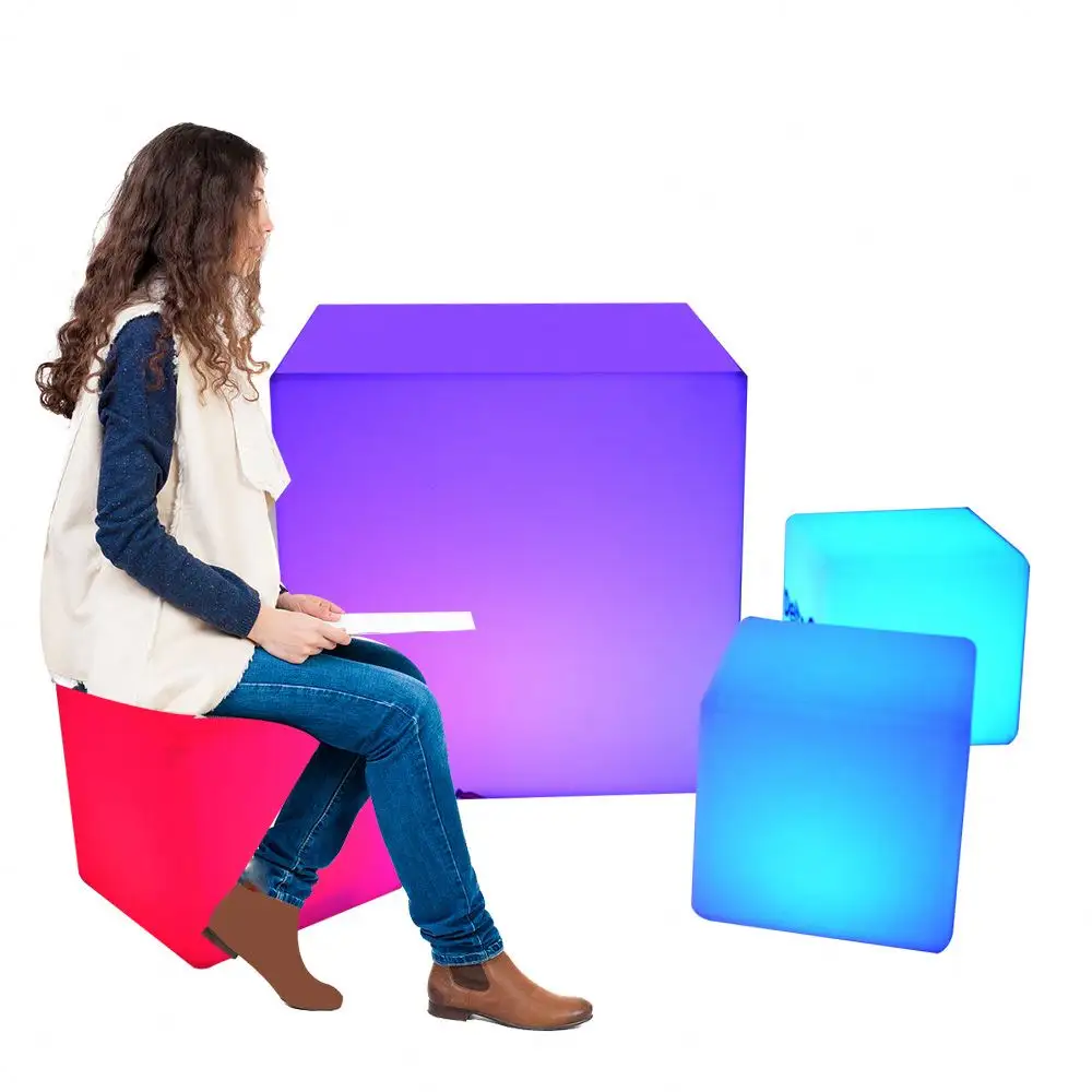 Modern LED ışık yayan küp dış mekan mobilyası yaratıcı uzaktan kumanda Bar tabureleri renkli şarj edilebilir plastik kare tabureler