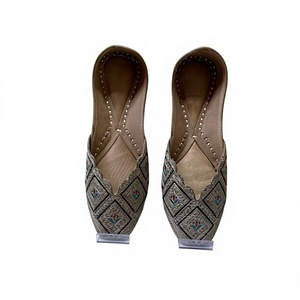 Prix de gros BS INTERNATIONAL Chaussures en cuir fantaisie à lacets pour femmes, design brodé personnalisé, tendance de la mode indienne traditionnelle - Product Image 4
