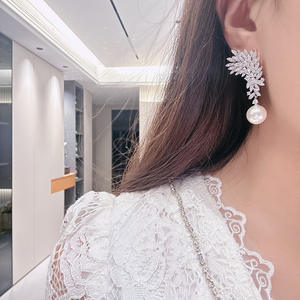 Orecchini Pendenti E3575 in Oro Bianco a Forma di Pianta con Incastonatura Pavé, Gioielli di Lusso in Cristallo per Matrimoni - Product Image 5