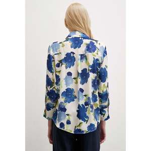 เสื้อเชิ้ตผ้าซาตินพิมพ์ลายดอกไม้สำหรับผู้หญิง ดีไซน์หรูหรา สีฟ้า สไตล์ลำลอง - Product Image 3