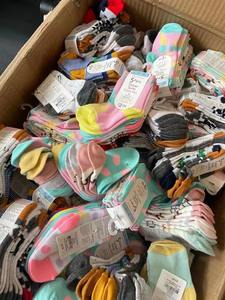 جوارب قطنية مضادة للانزلاق للأطفال بالجملة، أحذية أطفال ذات علامة تجارية، مخزون فائض من الملابس لموسم الربيع - Product Image 3