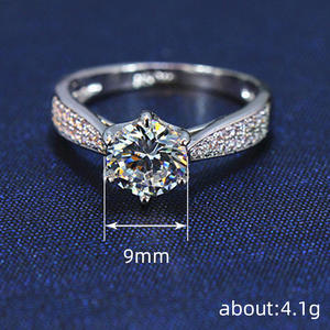 Q945 Anello da donna in oro bianco con diamante, taglio rotondo brillante, colore naturale G, gioiello di fidanzamento con diamanti laterali - Product Image 4