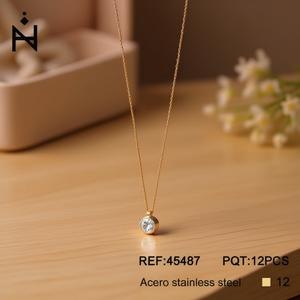Collana con pendente in acciaio inossidabile Angelina con diamante placcato oro, solitario minimalista per donna, da indossare tutti i giorni - Product Image 5