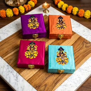 Coffrets cadeaux festifs haut de gamme faits à la main, avec impression de la déesse Lakshmi sur tissu de soie, pour les cadeaux de retour de mariage indien - Product Image 1