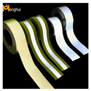 <span class=keywords><strong>Bande</strong></span> de tissu rétro-réfléchissante non adhésive à <span class=keywords><strong>coudre</strong></span> pour vêtements de pompier, résistante au feu, série HengHui HF100-500, conforme à la norme NFPA - Product Image 2