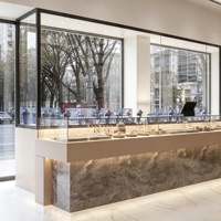 Agencement de magasin de bijoux et montres de luxe : personnalisation complète de la pièce, vitrine en verre, présentoir à bijoux, décoration de magasin