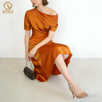 Robe d'été en satin pour femmes personnalisée, élégante, asymétrique, à épaules dénudées, drapée, robe mi-longue pour femmes, vente en gros