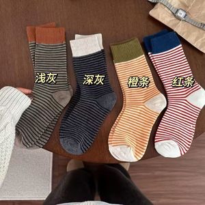Chaussettes amples mi-mollet rayées à bord côtelé chaudes en coton pour femme, style décontracté et jeune, gris foncé, gris clair, orange, rouge - Product Image 3