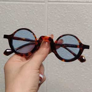 Lunettes de soleil rondes tendance rétro 2025 avec logo personnalisé, rivets punk, protection UV400, petite monture pour hommes et femmes - Product Image 3