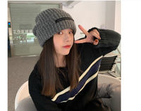 Bonnet gris tricoté pour femme avec perruque longue ondulée intégrée 2-en-1 – Chapeau d'hiver chaud avec pompon, coiffure instantanée chic pour femmes