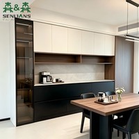 Buffet Modulaire Personnalisé avec Rangement Mural Intégré et Vitrine en Verre pour Projet Résidentiel de Luxe