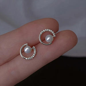 Boucles d'oreilles Huggie en or blanc E3274 avec perle de culture et sertissage en diamant, bijoux minimalistes pour femmes - Product Image 4