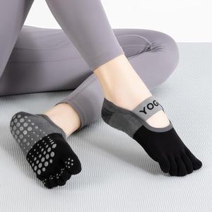 Chaussettes de yoga professionnelles à cinq doigts, couleur unie, antidérapantes, avec logo personnalisé positionné sous le pied, idéales pour le printemps - Product Image 3