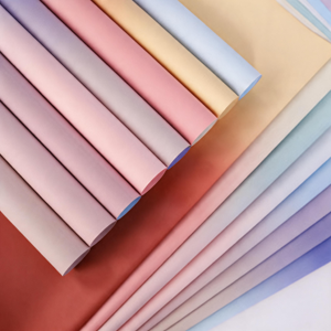 Papel de Envoltura para Ramos de Flores ZeXiang, Diseño de Rayas Arcoíris, Recubierto de PE de Lujo, Impermeable por un Lado, Hecho en China - Product Image 1