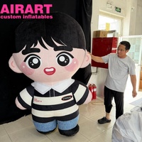 Personnage de dessin animé gonflable en peluche. Adorable garçon gonflable pour la décoration d'événements.