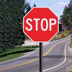 Europeo marrone cautela triangolo nuovi segnali di avvertimento sul lato del traffico simbolo del cartello stradale con i nomi