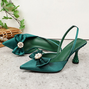 <span class=keywords><strong>Zapatos</strong></span> de tacón de aguja de alta gama con punta de <span class=keywords><strong>esmeralda</strong></span>, diseño hueco, lazo de perlas y correa con hebilla para mujer, ideales para el verano. Venta al por mayor para suministro transfronterizo. - Product Image 3