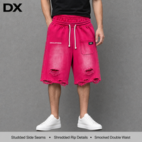Shorts de survêtement personnalisés rose vif délavé à l'acide avec coutures latérales cloutées, déchirures effilées, taille double smockée, 320 g/m², style Y2K Streetwear OEM ODM